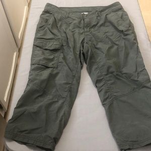 Columbia Women’s Silver Ridge Olive Green Omni-Shield Capri* Size 10*